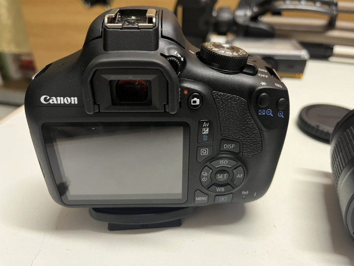 Canon eos 2000D DSRL, cu accessories cu tot. Citation tot anuntul