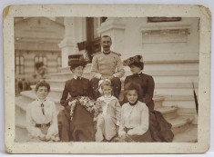 OFITER ROMAN CU FAMILIA PE TREPTELE CASEI , POZA DE GRUP , SFARSITUL SEC. XIX