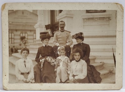 OFITER ROMAN CU FAMILIA PE TREPTELE CASEI , POZA DE GRUP , SFARSITUL SEC. XIX foto