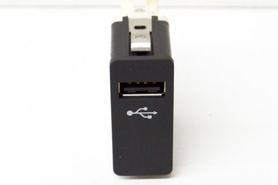 Port USB/AUX-In BMW i3 I01 2019 OEM: 6820397 13978177 foto