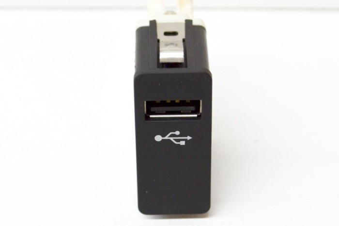 Port USB/AUX-In BMW i3 I01 2019 OEM: 6820397 13978177