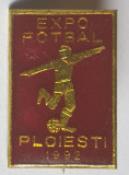 Insigna veche FOTBAL - Expo Fotbal Ploiesti 1992, varianta pe fond rosu