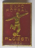Insigna veche FOTBAL - Expo Fotbal Ploiesti 1992, varianta pe fond rosu