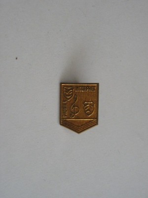 QW9 J 89 - Insigna - tematica pionieri - pionier interpret - varianta monocroma foto