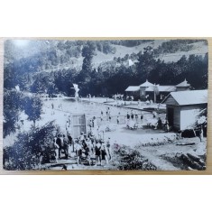 BAZIN DE INOT IN STATIUNE NELOCALIZATA , LA POALELE UNUI DEAL , FOTOGRAFIE TIP CARTE POSTALA , INTERBELICA