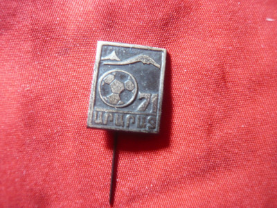 Insigna Armenia 1971 - Ararat - Fotbal , h=1,6cm , metal si email foto