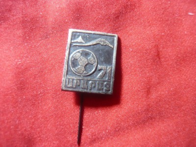 Insigna Armenia 1971 - Ararat - Fotbal , h=1,6cm , metal si email foto