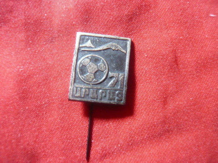 Insigna Armenia 1971 - Ararat - Fotbal , h=1,6cm , metal si email