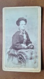Fotografie tip CDV, femeie cu coc, inceput de secol XX