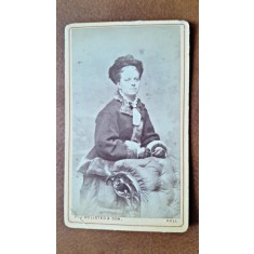 Fotografie tip CDV, femeie cu coc, inceput de secol XX