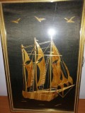 Tablou vintage executat manual din colaje paie pe fundal negru cu vapor corabie cu panze