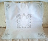 Fata de masa Vintage din bumbac cu broderie manuala florala si broderie pe fir tip grila- BEJ