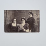 Fotografie format CP: Fotograf anonim, Domnisoare citind presa mondena, ca. 1900 / Romania