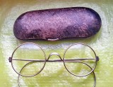 H09-OCHELARI antici de la &icirc;nceputul anilor 1900 sistem arc alama argintata in cutie originala stare foarte buna colectie sau recuzita teatrala.