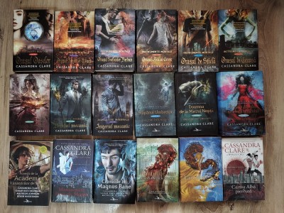 Cassandra Clare &amp;ndash; set 18 titluri , 5 serii foto