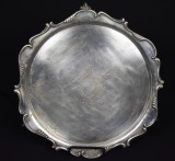 Platou / Tava veche din alama argintata cu trei picioare gheara de vultur - atelier Boardman &amp; Glossop Sheffield / Anglia - cca.1880