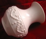 VAZA PORTELAN ROYAL KPM BAVARIA LUCRATA MANUAL DECOR IN RELIEF CU GHIRLANDE IN STIL ART NOUVEAU 13 CM