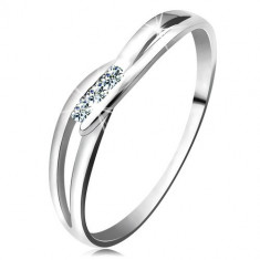 Inel realizat din aur alb 585 - trei diamante rotunde, transparente, braÅ£e despicate - Marime inel: 57-58