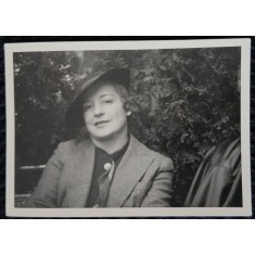 Fotografie, Femeie cu palarie, pe banca, anii 50