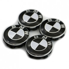Set 4 Capace Embleme BMW Pentru Jante Roti 68mm Alb & Negru emb-jante-n