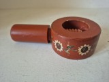 # Spargator de nuci vintage din lemn pictat manual 13cm, piesa artizanat decor bucatarie retro, obiect colectie handmade lemn strunjit rustic