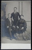 Fotografie tip Carte Postala, Parinti cu baiatul, perioada interbelica