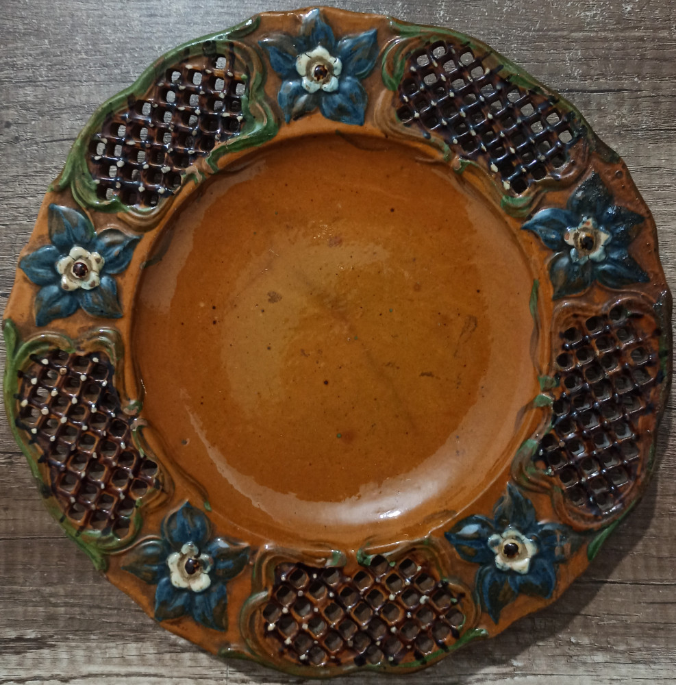 Vechi platou din ceramica decorat cu motive fitomorfe | Okazii.ro
