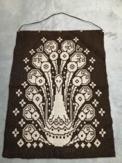 Tapiserie veche tesuta manual tesatura dubla Finnv&auml;v Suedia arta textila decor tesut de perete paun stilizat maro cu fata dubla