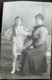 Fotografie tip carte postala, mama cu fiica imbracata in port popular, perioada interbelica
