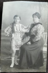 Fotografie tip carte postala, mama cu fiica imbracata in port popular, perioada interbelica