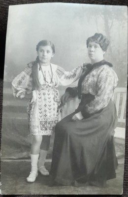 Fotografie tip carte postala, mama cu fiica imbracata in port popular, perioada interbelica foto
