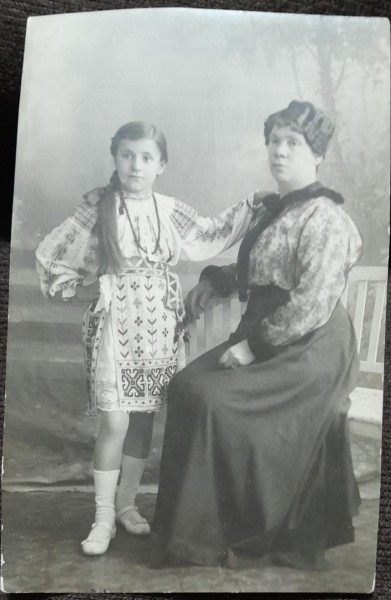 Fotografie tip carte postala, mama cu fiica imbracata in port popular, perioada interbelica