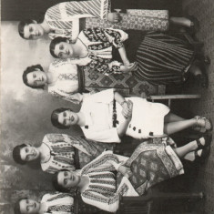 FOTOGRAFIE VECHE ROMANIA FETE IN COSTUME POPULARE SEZATOAREA DE SEARA 1937