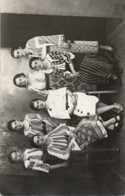 FOTOGRAFIE VECHE ROMANIA FETE IN COSTUME POPULARE SEZATOAREA DE SEARA 1937 foto