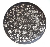 Farfurie decorativă ceramică semnată H.B. &ndash; gresie, decor sgraffito floral, piesă handmade