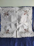 Față de masă, broderie model festiv