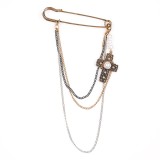 Brosa tip ac cu lanturi si pandantiv cruce