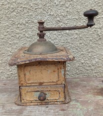 Rasnita veche metalica foto