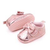 Pantofiori roz sidefat cu imprimeu si fundita (Marime Disponibila: 9-12 luni