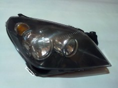 faruri pe fond negru Opel Astra H(2004-2014) foto