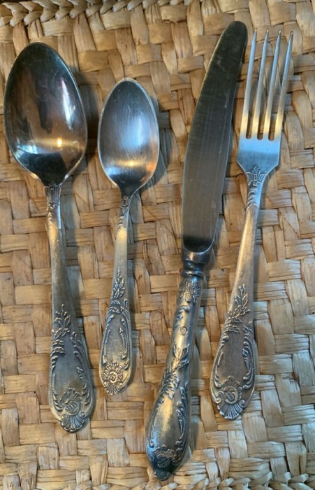 Set tacamuri vechi, argintate, pentru 6 persoane.