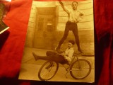 Fotografie de Presa - 2 Sportivi pe Bicicleta cu Salutul nazist 1934 , 18x22cm