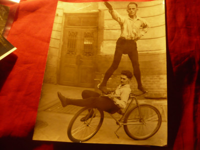 Fotografie de Presa - 2 Sportivi pe Bicicleta cu Salutul nazist 1934 , 18x22cm foto