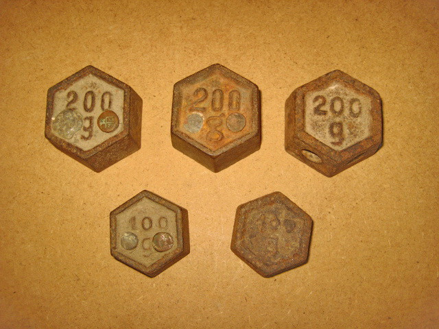 4500-Set greutati metal vechi pentru cantar-3 buc 200 gr+2 buc 100 grame.