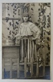 FOTO MODERN , RAHOVA , BUCURESTI , TANARA IN COSTUM POPULAR LA FANTANA , IN STUDIO , FOTOGRAFIE FORMAT CARTE POSTALA , 1927