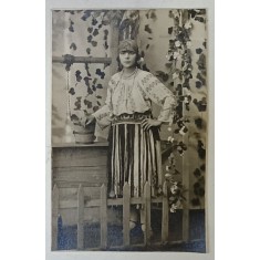 FOTO MODERN , RAHOVA , BUCURESTI , TANARA IN COSTUM POPULAR LA FANTANA , IN STUDIO , FOTOGRAFIE FORMAT CARTE POSTALA , 1927