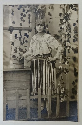 FOTO MODERN , RAHOVA , BUCURESTI , TANARA IN COSTUM POPULAR LA FANTANA , IN STUDIO , FOTOGRAFIE FORMAT CARTE POSTALA , 1927 foto