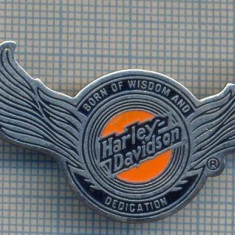 AX19 INSIGNA MOTOCICLISM - HARLEY -DAVIDSON-BORN OF WISOOM -PT. COLECTIONARI