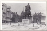 Bnk foto Sfantu Gheorghe - Statuia lui Mihai Viteazul, Alb-Negru, Romania de la 1950, Cladiri