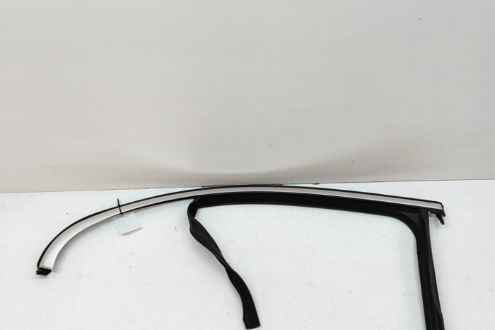 Bandou superior ușă dreapta spate MERCEDES-BENZ C W206 2023 OEM: A2067350800 28034014